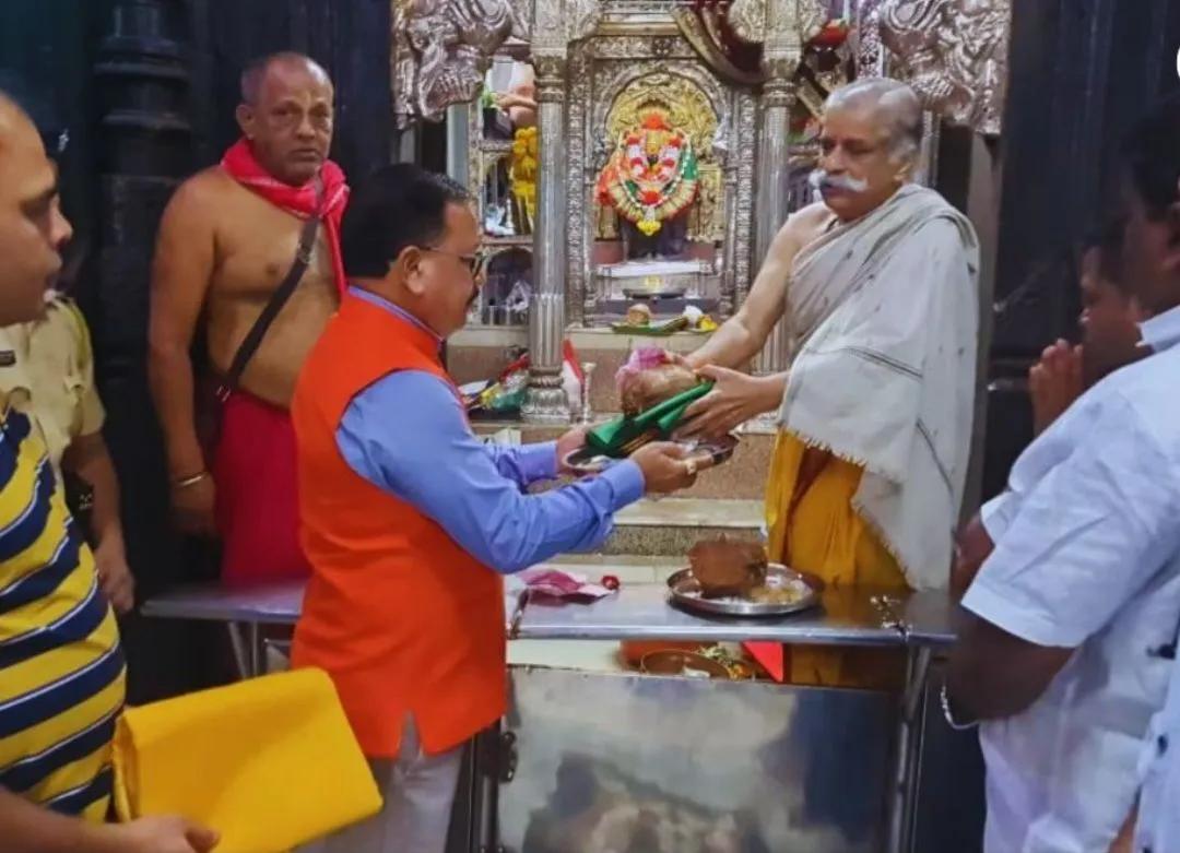 Visesh Vastradan with Abhishek PujaUtsav Kriya Image