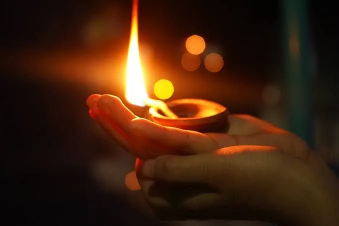 वस्त्र दान और दीप दानUtsav Kriya Image